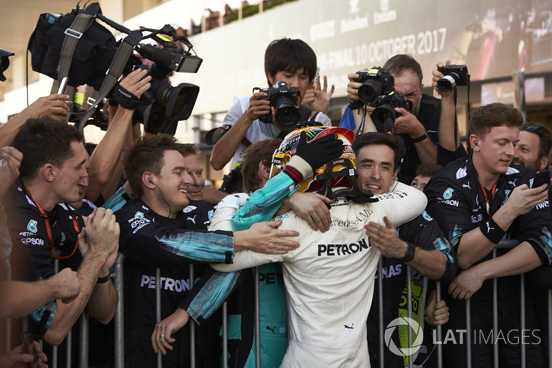 Race winner Lewis Hamilton, Mercedes AMG F1 with his team