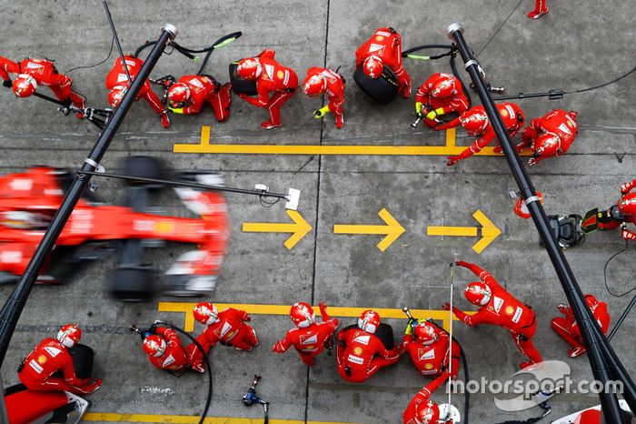 Sebastian Vettel se detiene en un suspiro a cambiar neumáticos 