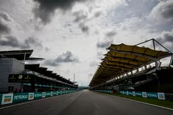 The pit straight