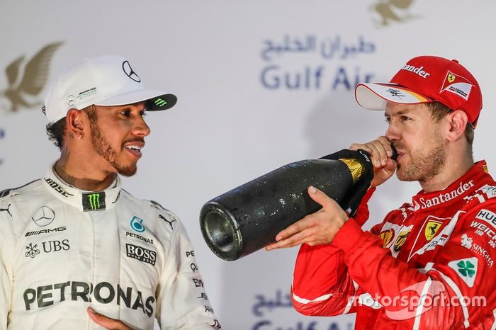 Lewis Hamilton, Mercedes AMG, segundo, Sebastian Vettel, Ferrari, ganador, en el podium