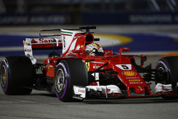 Le poleman Sebastian Vettel, Ferrari SF70H, fête sa pole en entrant dans le Parc Fermé