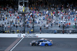 Kasey Kahne, Hendrick Motorsports Chevrolet takes the checkered flag