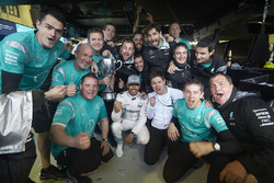 Переможець гонки Льюїс Хемілтон, Mercedes AMG F1 святкує разом із командою