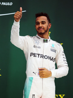 Winnaar Lewis Hamilton, Mercedes AMG F1 viert aan het podium