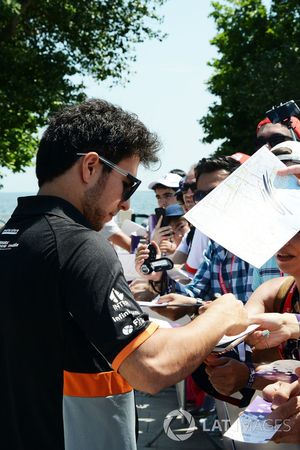 Sergio Perez, Sahara Force India signs autographs for the fans