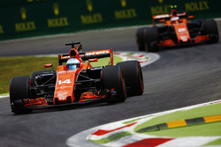 Fernando Alonso, McLaren MCL32, Stoffel Vandoorne, McLaren MCL32