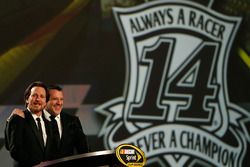 Tony Stewart, Stewart-Haas Racing y el músico Eddie Vedder
