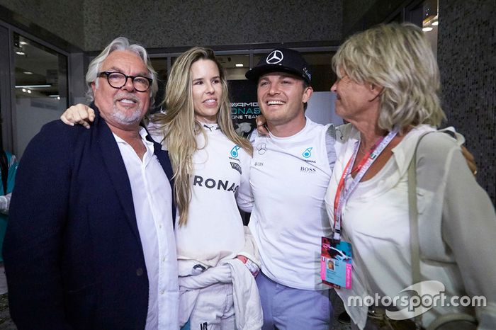 Nico Rosberg, Mercedes AMG F1 celebra su campeonato del mundo con su mujer Vivian Rosberg, su madre, Sina Rosberg y su padre, Keke Rosberg