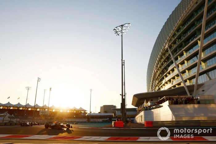 Max Verstappen, Red Bull Racing RB20, Pierre Gasly, Alpine A524, en la vuelta de formación.