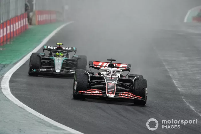Oliver Bearman, Haas VF-24, lucha con Lewis Hamilton, Mercedes F1 W15 