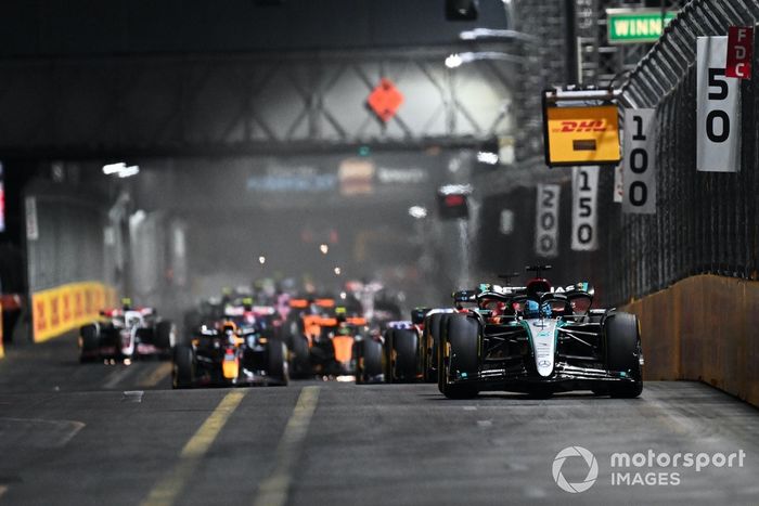 George Russell, Mercedes F1 W15, Charles Leclerc, Ferrari SF-24, Carlos Sainz, Ferrari SF-24, el resto de la parrilla.