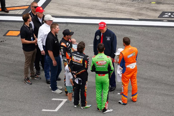 El presidente de Estados Unidos, Donald Trump, saluda a los pilotos de la Copa Nascar