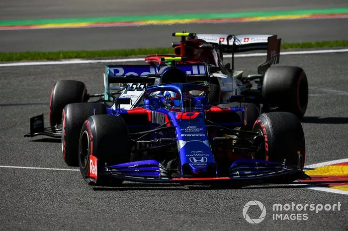 Pierre Gasly, Toro Rosso STR14, precede Antonio Giovinazzi, Alfa Romeo Racing C38
