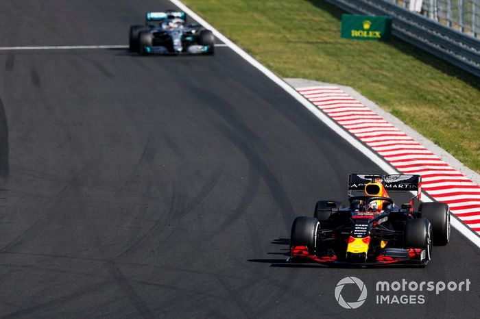Max Verstappen, Red Bull Racing RB15, lidera a Lewis Hamilton, Mercedes AMG F1 W10