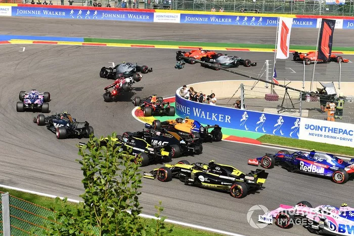Kimi Raikkonen, Alfa Romeo Racing C38, es tocado por Max Verstappen, Red Bull Racing RB15. Charles Leclerc, Ferrari SF90, Lewis Hamilton, Mercedes AMG F1 W10, Sebastian Vettel, Ferrari SF90 y Valtteri Bottas, Mercedes AMG W10