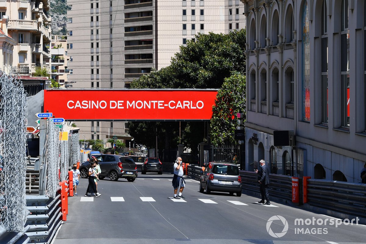 Gasly, Spa ve Monako'nun takvimden ayrılacağından endişeleniyor 1 Formula 1 Haberleri - F1 Puan Durumu Sir Philip Green crosses the street in Monaco