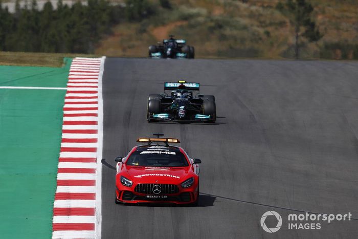 El Safety Car al frente de Valtteri Bottas, Mercedes W12, y Lewis Hamilton, Mercedes W12