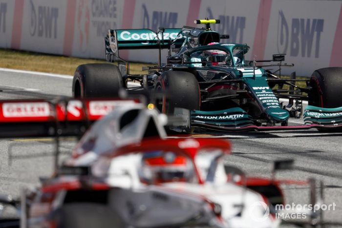 Kimi Raikkonen, Alfa Romeo Racing C41, Sebastian Vettel, Aston Martin AMR21, practican una salida de carrera al final de la FP3