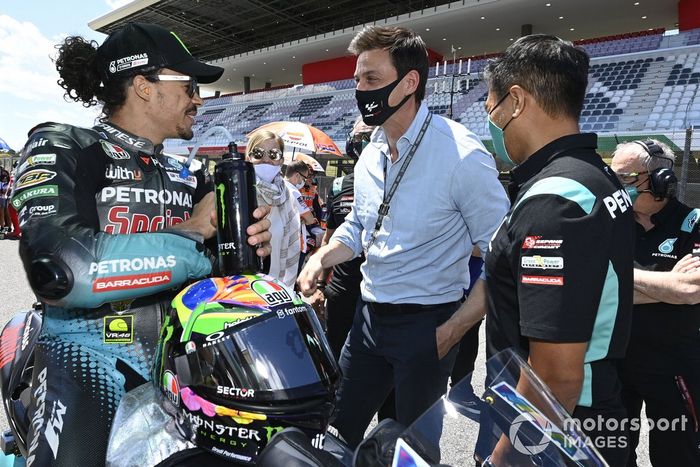 Franco Morbidelli, Petronas Yamaha SRT, Toto Wolff, director del equipo y consejero delegado de Mercedes AMG, Razlan Rizali, Petronas Yamaha SRT