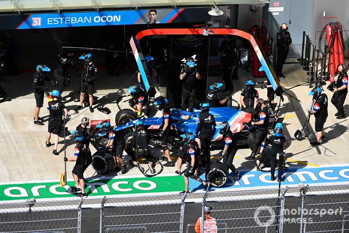 Fernando Alonso, Alpine A521, en el pitlane