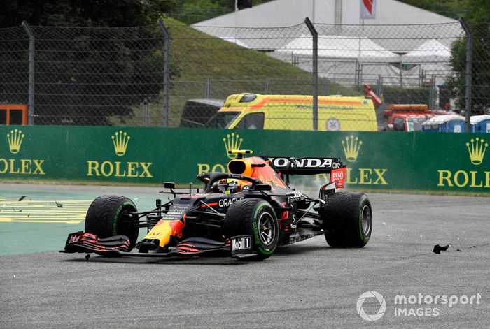 Sergio Pérez, Red Bull Racing RB16B, se ve envuelto en una colisión en la salida