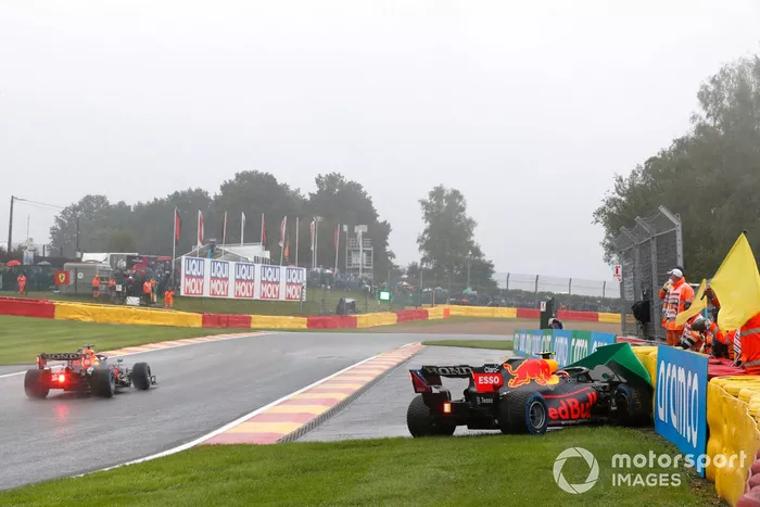 Max Verstappen, Red Bull Racing RB16B, pasa a Sergio Pérez, Red Bull Racing RB16B, quien pierde su coche y choca contra la barrera de camino a la parrilla