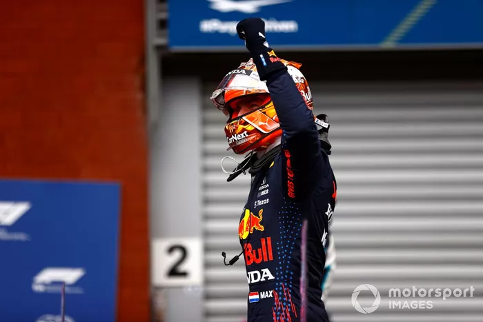Ganador de la pole Max Verstappen, Red Bull Racing en Parc Ferme