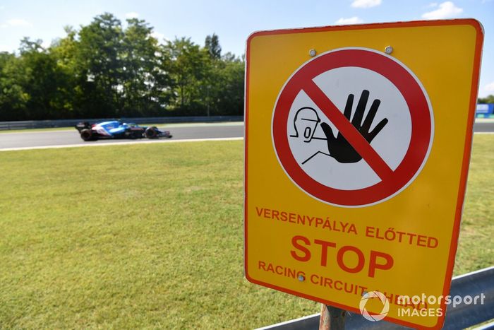 Esteban Ocon, Alpine A521, pasa por una señal al lado de la pista