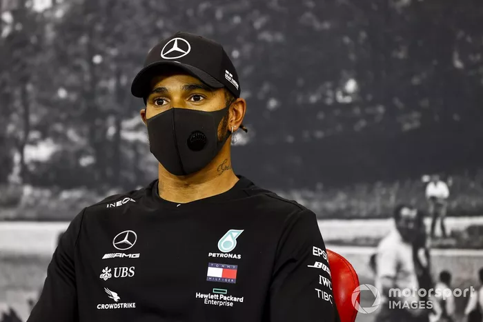 Ganador de la pole Lewis Hamilton, Mercedes-AMG F1, en la conferencia de prensa