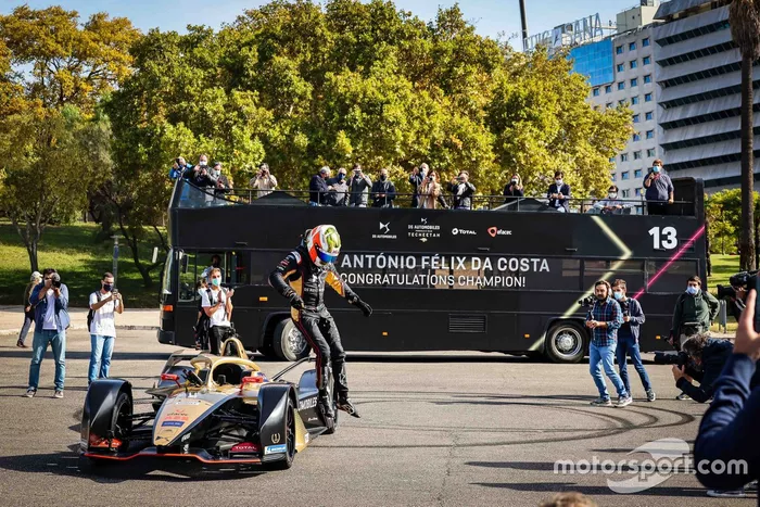 Antonio Felix Da Costa, piloto de DS TECHEETAH FE Team, celebra el campeonato de Fórmula E en Lisboa, Portugal