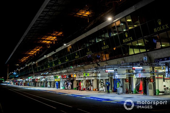 El pitlane de Le Mans de noche