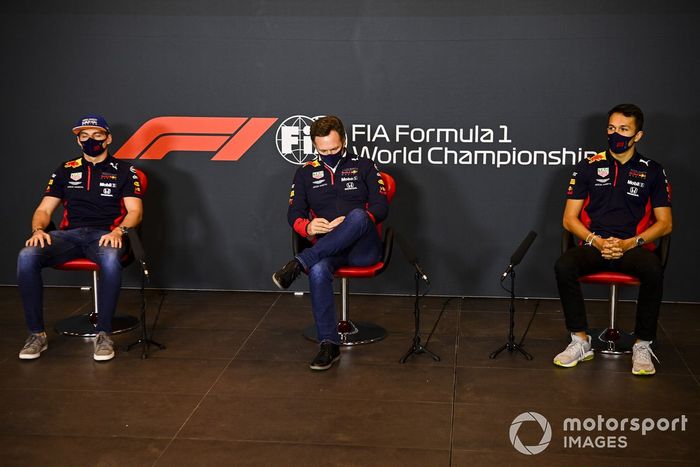 Max Verstappen, Red Bull Racing, Christian Horner, director del equipo, Red Bull Racing, y Alex Albon, Red Bull Racing, en la conferencia de prensa
