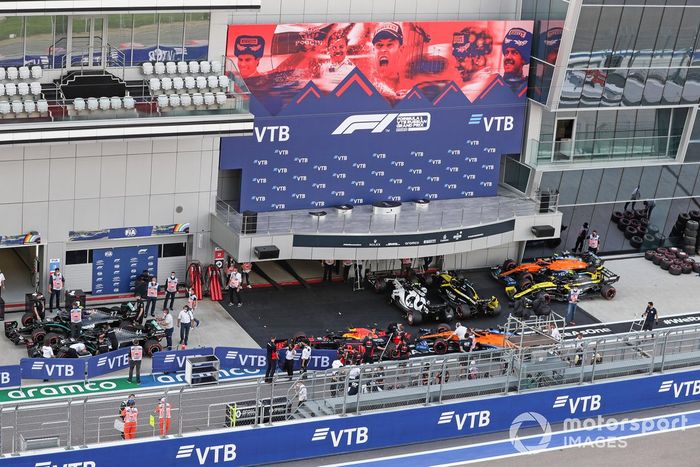 Los monoplazas en Parc Ferme después de la calificación