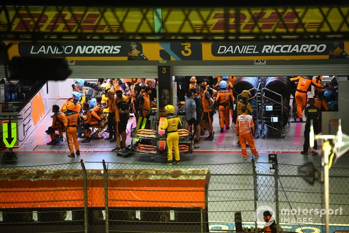 Miembros del equipo McLaren en el garaje