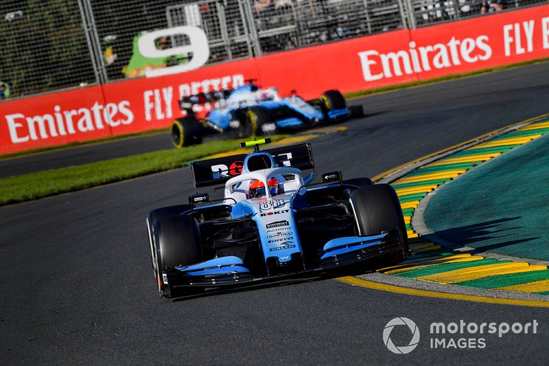 Robert Kubica, Williams FW42, precede George Russell, Williams Racing FW42