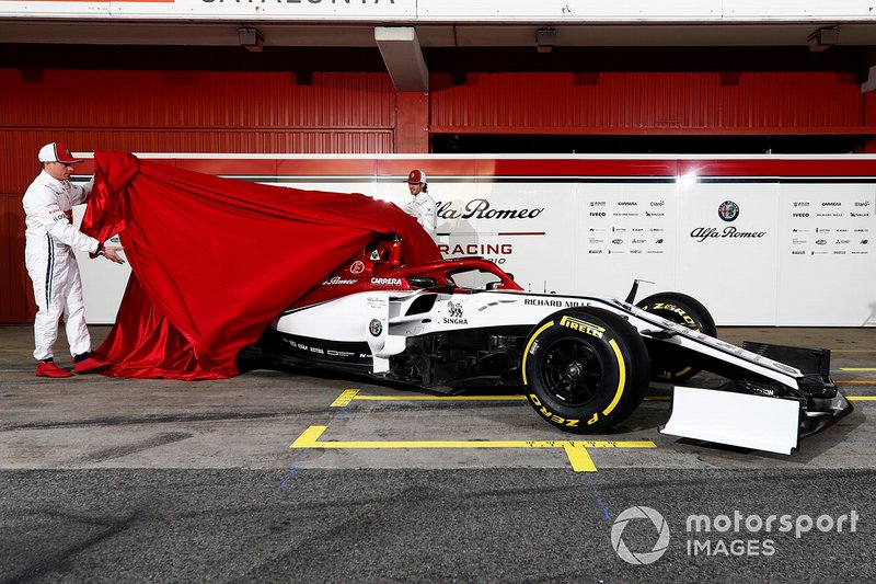 Kimi Raikkonen, Alfa Romeo Racing e Antonio Giovinazzi, Alfa Romeo Racing svelano la nuova Alfa Romeo Racing C38