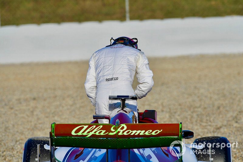 Kimi Raikkonen, Alfa Romeo Racing C38, spins into the gravel on the opening morning of testing