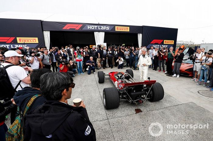 Damon Hill conduce el Lotus 49 que le dio el título de 1968 a su padre Graham Hill