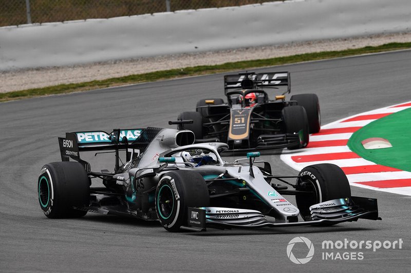 Valtteri Bottas, Mercedes-AMG F1 W10 y Pietro Fittipaldi, Haas VF-19