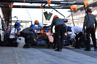 Carlos Sainz Jr., McLaren MCL34 pitstop