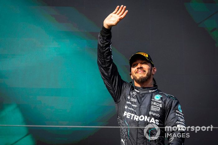 Lewis Hamilton, Mercedes-AMG F1 Team, 3ª posición, saluda desde el podio