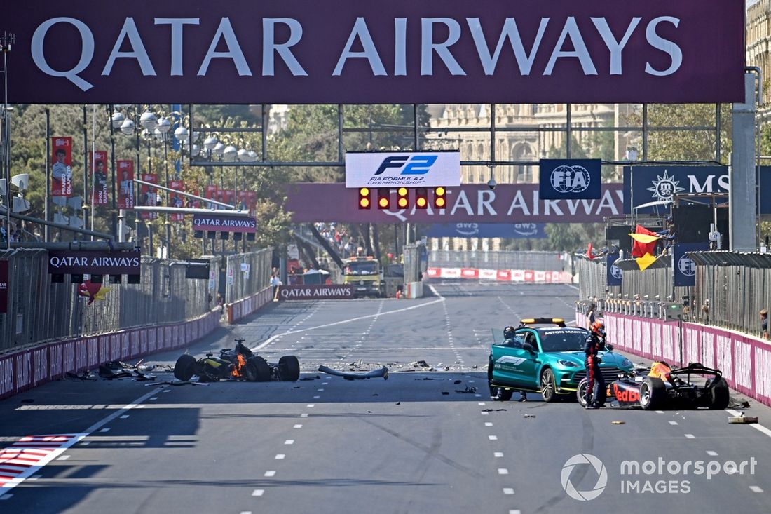 El coche de Kush Maini, Invicta Racing en llamas tras un choque con Oliver Goethe, MP Motorsport y Pepe Martim Campos Racing.