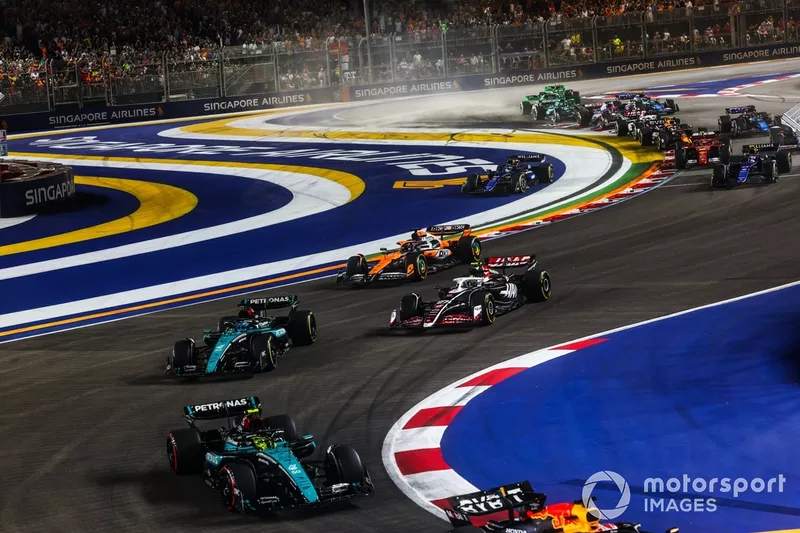 Max Verstappen, Red Bull Racing RB20, Lewis Hamilton, Mercedes F1 W15, George Russell, Mercedes F1 W15, Nico Hulkenberg, Haas VF-24, Oscar Piastri, McLaren MCL38, le reste du peloton au départ.