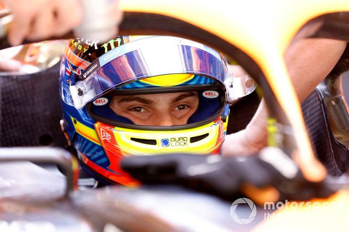 Oscar Piastri, del equipo McLaren F1, se sienta en el coche