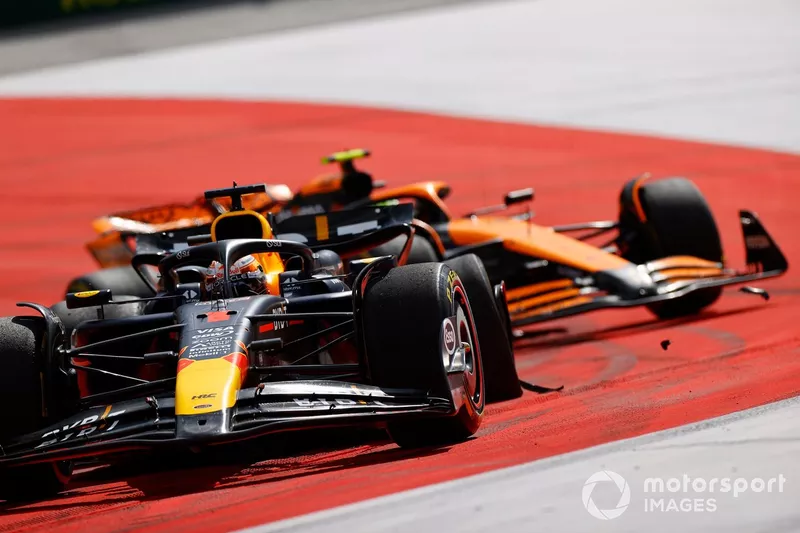 Max Verstappen, Red Bull Racing RB20, devance Lando Norris, McLaren MCL38, après que les deux pilotes soient entrés en contact. Verstappen roule avec une roue endommagée et une crevaison.