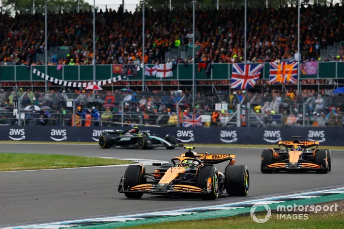 Lando Norris, McLaren MCL38, Oscar Piastri, McLaren MCL38, Lewis Hamilton, Mercedes F1 W15