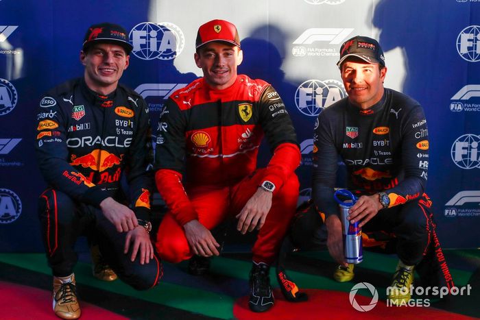 Top 3 tras la clasificación: segundo puesto Max Verstappen, Red Bull Racing, pole man Charles Leclerc, Ferrari, tercero Sergio Pérez, Red Bull Racing