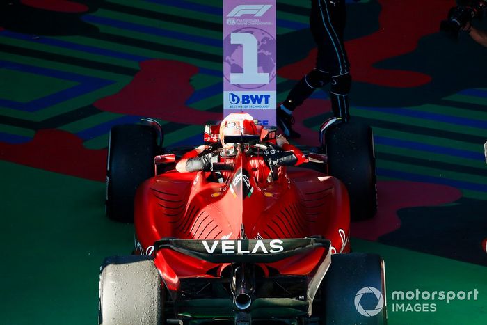 Charles Leclerc, Ferrari F1-75, ganador, llega al parque cerrado