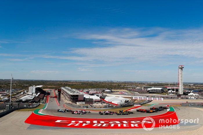 Valtteri Bottas, Mercedes AMG W10, lidera a Sebastian Vettel, Ferrari SF90, Max Verstappen, Red Bull Racing RB15 Charles Leclerc, Ferrari SF90, Lewis Hamilton, Mercedes AMG F1 W10 y Alex Albon, Red Bull Racing RB15 en la salida