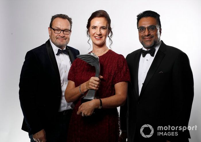 Catherine Bond Muir cde W Series con el premio Pionera e Innovadora